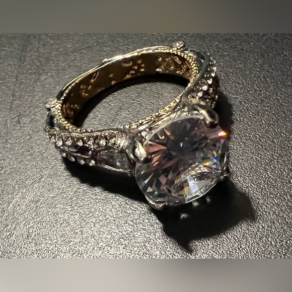 Woman’s ring - Picture 9 of 13